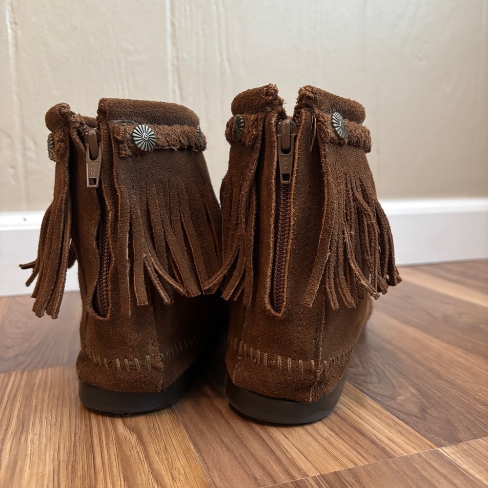 Minnetonka Moccasins 293 High Top Fringe Boot in Dusty Brown Suede - Picture 6 of 10